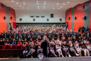 Policjanci, zaproszeni goście oraz uczestnicy programy PAT podczas zajęć, prób i premiery spektaklu