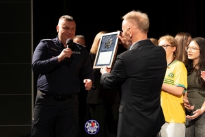 Policjanci, zaproszeni goście oraz uczestnicy programy PAT podczas zajęć, prób i premiery spektaklu