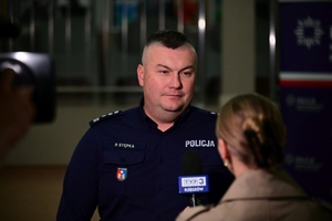 Policjanci, zaproszeni goście oraz uczestnicy programy Przyszłość a Ty
