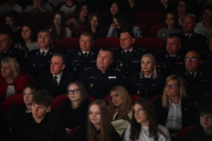 Policjanci, zaproszeni goście oraz uczestnicy programy Przyszłość a Ty