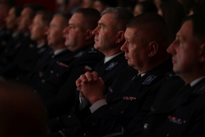 Policjanci, zaproszeni goście oraz uczestnicy programy Przyszłość a Ty