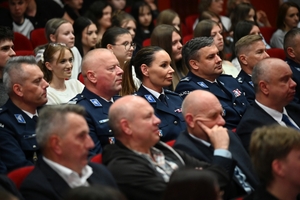 Policjanci, zaproszeni goście oraz uczestnicy programy Przyszłość a Ty