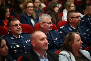Policjanci, zaproszeni goście oraz uczestnicy programy Przyszłość a Ty