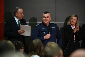 Policjanci, zaproszeni goście oraz uczestnicy programy Przyszłość a Ty