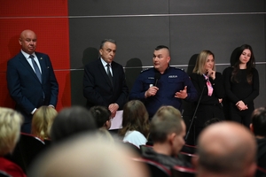 Policjanci, zaproszeni goście oraz uczestnicy programy Przyszłość a Ty