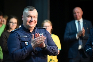 Policjanci, zaproszeni goście oraz uczestnicy programy Przyszłość a Ty