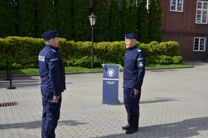 umundurowani policjanci podczas uroczystego zakończenia konkursu