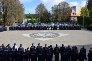 umundurowani policjanci podczas uroczystego zakończenia konkursu