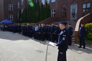umundurowani policjanci podczas uroczystego zakończenia konkursu