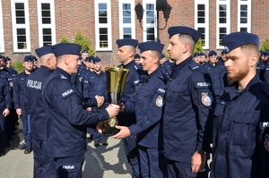 umundurowani policjanci podczas uroczystego zakończenia konkursu
