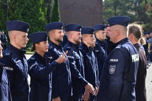 umundurowani policjanci podczas uroczystego zakończenia konkursu