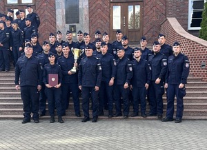 umundurowani policjanci podczas uroczystego zakończenia konkursu
