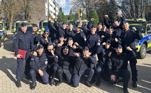 umundurowani policjanci podczas uroczystego zakończenia konkursu