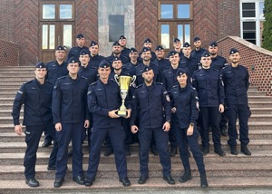 umundurowani policjanci podczas uroczystego zakończenia konkursu