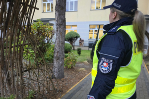 Policjanci dbają o bezpieczeństwo uczniów
