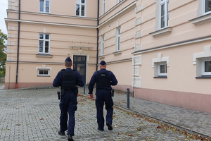 Policjanci dbają o bezpieczeństwo uczniów