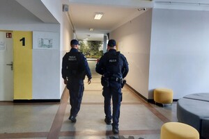 Policjanci dbają o bezpieczeństwo uczniów