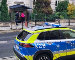 Policjanci dbają o bezpieczeństwo uczniów