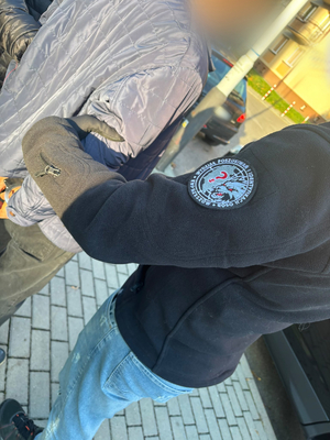 Policjanci prowadzą zatrzymanego