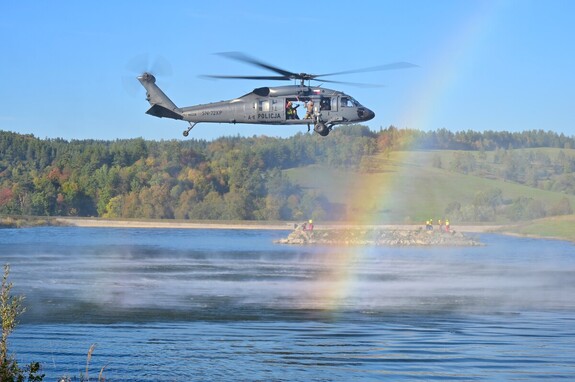 Kontrterroryści i policyjny Black Hawk w Bieszczadach. Specjalistyczne ćwiczenia służb