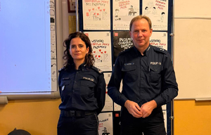 Policjanci podczas spotkania z dziećmi i nauczycielami