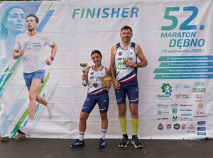 Policyjni biegacze biorący udział w maratonie
