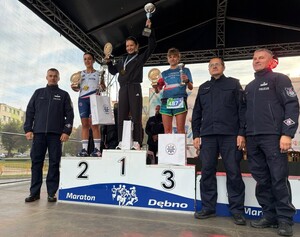 Policyjni biegacze biorący udział w maratonie