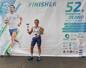 Policyjni biegacze biorący udział w maratonie