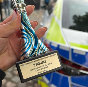 Policyjni biegacze biorący udział w maratonie
