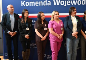 Policjantki i pracownice cywilne garnizonu podkarpackiego wzięły udział w wyjątkowym wydarzeniu - konferencji prozdrowotnej. Organizatorem przedsięwzięcia był nadinsp. Andrzej Patrzałek, Komendant Wojewódzki Policji w Rzeszowie, a spotkanie odbyło się w budynku komendy. Uczestniczki miały możliwość nie tylko skorzystać z porad specjalistów, ale także z badań.