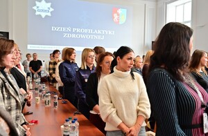 Policjantki i pracownice cywilne garnizonu podkarpackiego wzięły udział w wyjątkowym wydarzeniu - konferencji prozdrowotnej. Organizatorem przedsięwzięcia był nadinsp. Andrzej Patrzałek, Komendant Wojewódzki Policji w Rzeszowie, a spotkanie odbyło się w budynku komendy. Uczestniczki miały możliwość nie tylko skorzystać z porad specjalistów, ale także z badań.