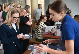 Policjantki i pracownice cywilne garnizonu podkarpackiego wzięły udział w wyjątkowym wydarzeniu - konferencji prozdrowotnej. Organizatorem przedsięwzięcia był nadinsp. Andrzej Patrzałek, Komendant Wojewódzki Policji w Rzeszowie, a spotkanie odbyło się w budynku komendy. Uczestniczki miały możliwość nie tylko skorzystać z porad specjalistów, ale także z badań.