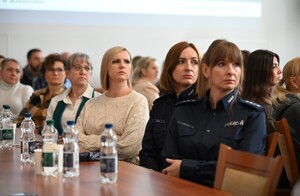 Policjantki i pracownice cywilne garnizonu podkarpackiego wzięły udział w wyjątkowym wydarzeniu - konferencji prozdrowotnej. Organizatorem przedsięwzięcia był nadinsp. Andrzej Patrzałek, Komendant Wojewódzki Policji w Rzeszowie, a spotkanie odbyło się w budynku komendy. Uczestniczki miały możliwość nie tylko skorzystać z porad specjalistów, ale także z badań.