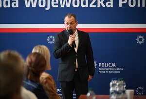 Policjantki i pracownice cywilne garnizonu podkarpackiego wzięły udział w wyjątkowym wydarzeniu - konferencji prozdrowotnej. Organizatorem przedsięwzięcia był nadinsp. Andrzej Patrzałek, Komendant Wojewódzki Policji w Rzeszowie, a spotkanie odbyło się w budynku komendy. Uczestniczki miały możliwość nie tylko skorzystać z porad specjalistów, ale także z badań.