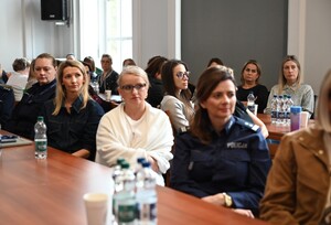 Policjantki i pracownice cywilne garnizonu podkarpackiego wzięły udział w wyjątkowym wydarzeniu - konferencji prozdrowotnej. Organizatorem przedsięwzięcia był nadinsp. Andrzej Patrzałek, Komendant Wojewódzki Policji w Rzeszowie, a spotkanie odbyło się w budynku komendy. Uczestniczki miały możliwość nie tylko skorzystać z porad specjalistów, ale także z badań.