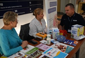 Policjantki i pracownice cywilne garnizonu podkarpackiego wzięły udział w wyjątkowym wydarzeniu - konferencji prozdrowotnej. Organizatorem przedsięwzięcia był nadinsp. Andrzej Patrzałek, Komendant Wojewódzki Policji w Rzeszowie, a spotkanie odbyło się w budynku komendy. Uczestniczki miały możliwość nie tylko skorzystać z porad specjalistów, ale także z badań.