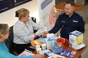 Policjantki i pracownice cywilne garnizonu podkarpackiego wzięły udział w wyjątkowym wydarzeniu - konferencji prozdrowotnej. Organizatorem przedsięwzięcia był nadinsp. Andrzej Patrzałek, Komendant Wojewódzki Policji w Rzeszowie, a spotkanie odbyło się w budynku komendy. Uczestniczki miały możliwość nie tylko skorzystać z porad specjalistów, ale także z badań.