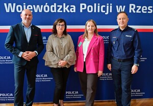 Policjantki i pracownice cywilne garnizonu podkarpackiego wzięły udział w wyjątkowym wydarzeniu - konferencji prozdrowotnej. Organizatorem przedsięwzięcia był nadinsp. Andrzej Patrzałek, Komendant Wojewódzki Policji w Rzeszowie, a spotkanie odbyło się w budynku komendy. Uczestniczki miały możliwość nie tylko skorzystać z porad specjalistów, ale także z badań.