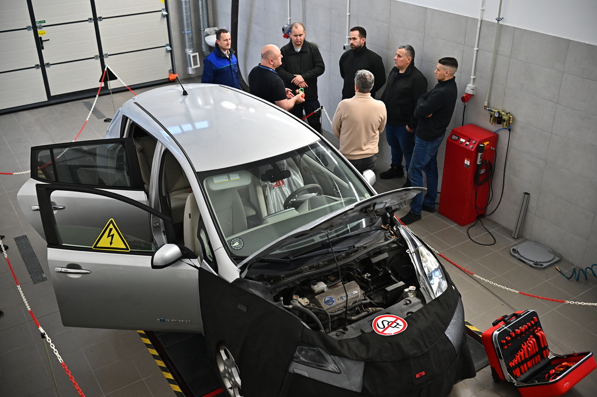 Szkolenie biegłych policyjnego laboratorium z zakresu obsługi pojazdów hybrydowych i elektrycznych