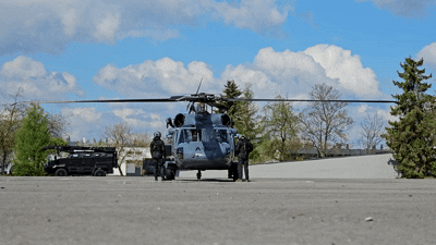 Ćwiczenia wysokościowe z wykorzystaniem policyjnego śmigłowca Black Hawk