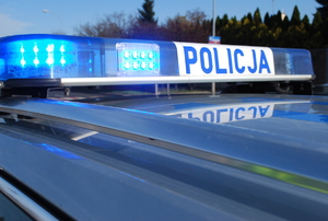 Na zdjęciu belka policyjnego radiowozu z napisem policja.