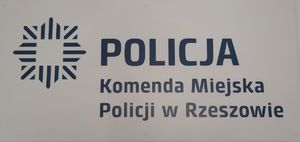 Na zdjęciu napis Komenda Miejska Policji w Rzeszowie.