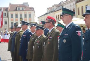 Na zdjęciu przedstawiciele służb mundurowych biorący udział w uroczystości.