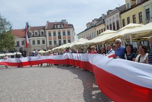 Na zdjęciu zgromadzeni mieszkańcy trzymający flagę.