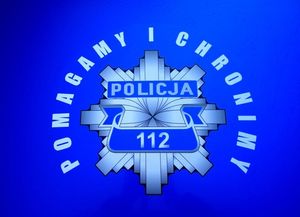 Na zdjęciu logo policji i napis pomagamy i chronimy.