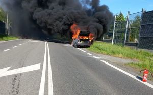 Na zdjeciu palący się pojazd.