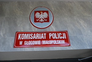 Na zdjęciu godło RP poniżej tabliczka z napisem Komisariat Policji w Głogowie Małopolskim.
