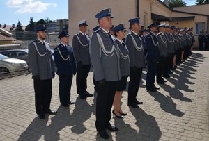 Na zdjęciu stoją w dwuszeregu policjanci w galowych mundurach, którzy zostali mianowani na wyższe stopni policyjne.