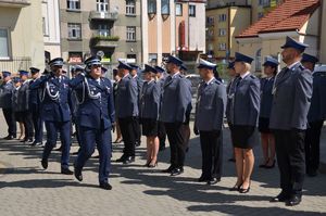 Na zdjęciu I Zastępca Komendanta Wojewódzkiego Policji w Rzeszowie podinsp. Piotr Stępka, za nim I Zastępca Komendanta Miejskiego policji w Rzeszowie mł. insp. Wacław Sudoł idą wzdłuż stojących w dwuszeregu policjantów.