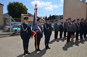 Na zdjęciu Poczet Sztandarowy Komendy Miejskiej Policji, z prawej strony w dwuszeregu stoją mianowani na wyższe stopnie policjanci.